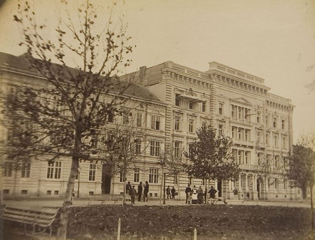 Palača Ivana Burattija na sjevernoj strani Zrinjevca 1880. godine